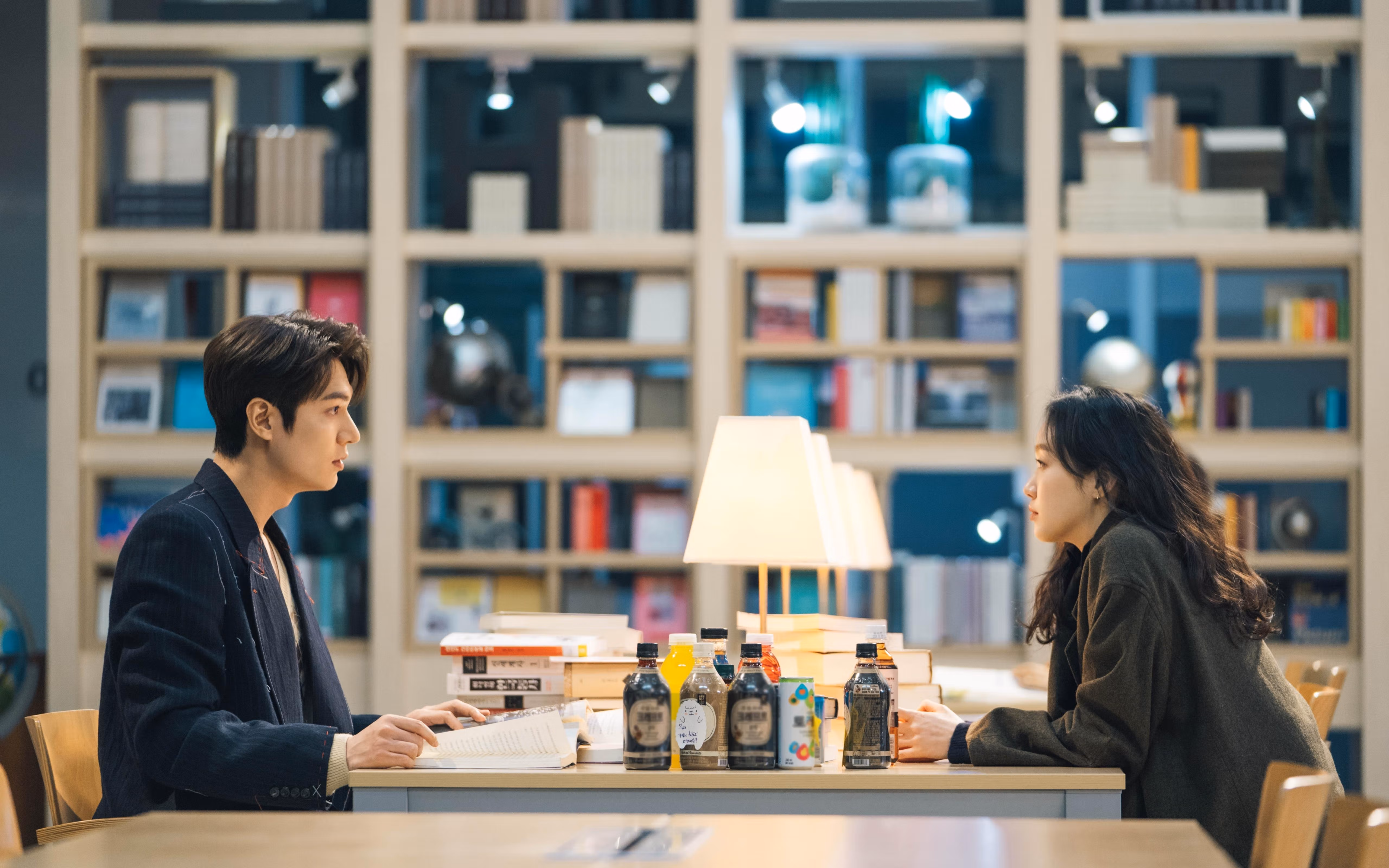 开云体育中国官网-_古城巡演：名城背景中的历史和现代交融比赛_，古城拍摄主题